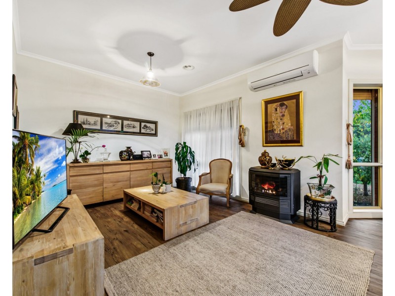 33 Santa Monica Drive, Taylors Lakes VIC 3038