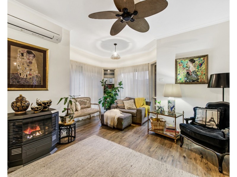 33 Santa Monica Drive, Taylors Lakes VIC 3038