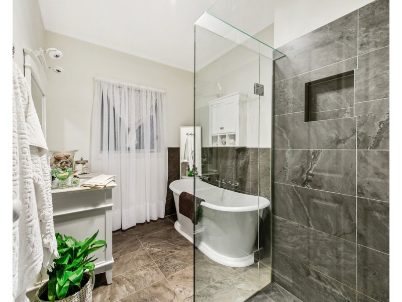 33 Santa Monica Drive, Taylors Lakes VIC 3038