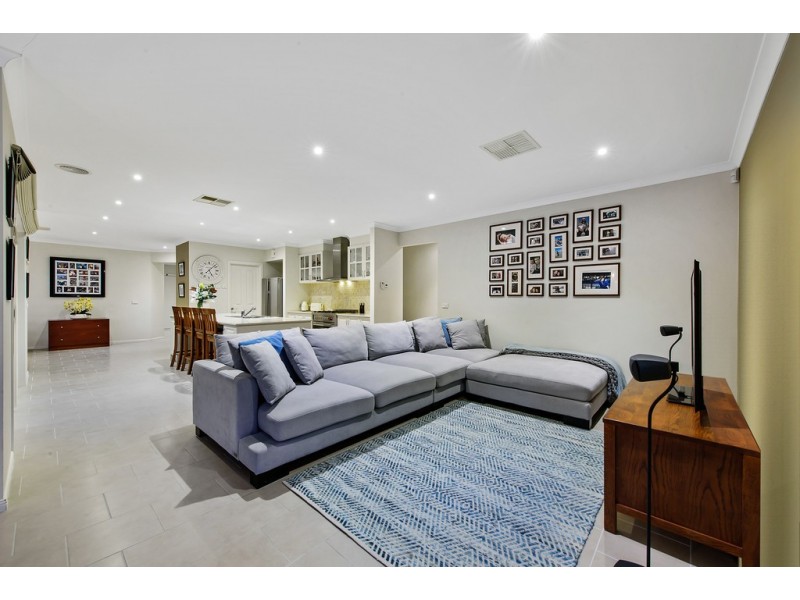 18 Litchfield Way, Taylors Hill VIC 3037