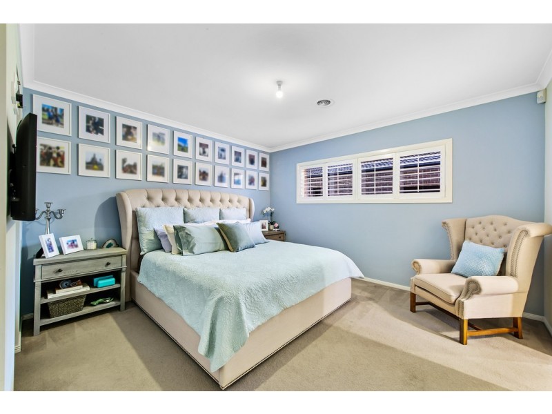 18 Litchfield Way, Taylors Hill VIC 3037