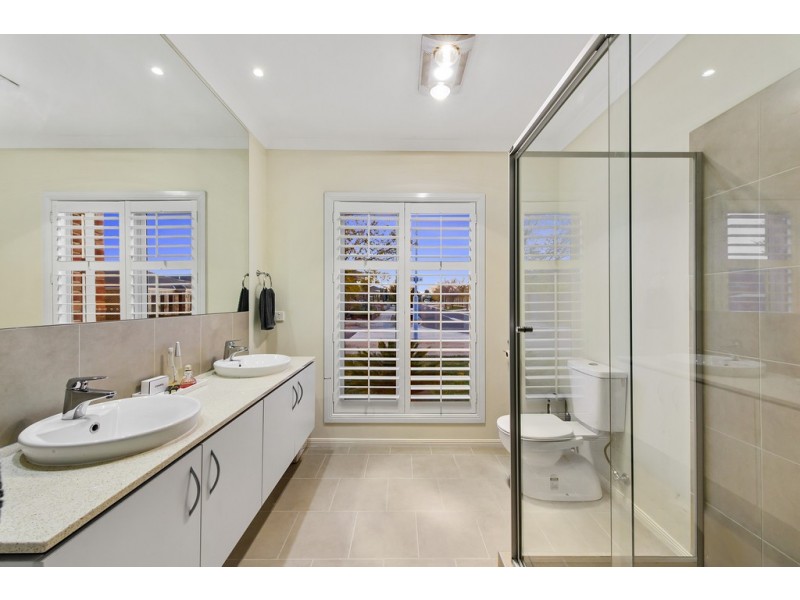 18 Litchfield Way, Taylors Hill VIC 3037