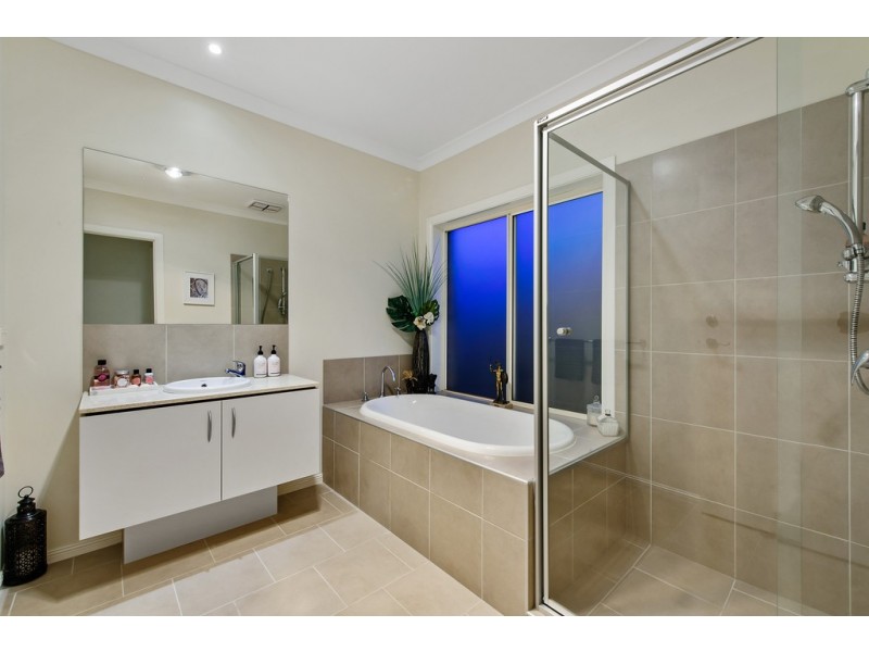 18 Litchfield Way, Taylors Hill VIC 3037