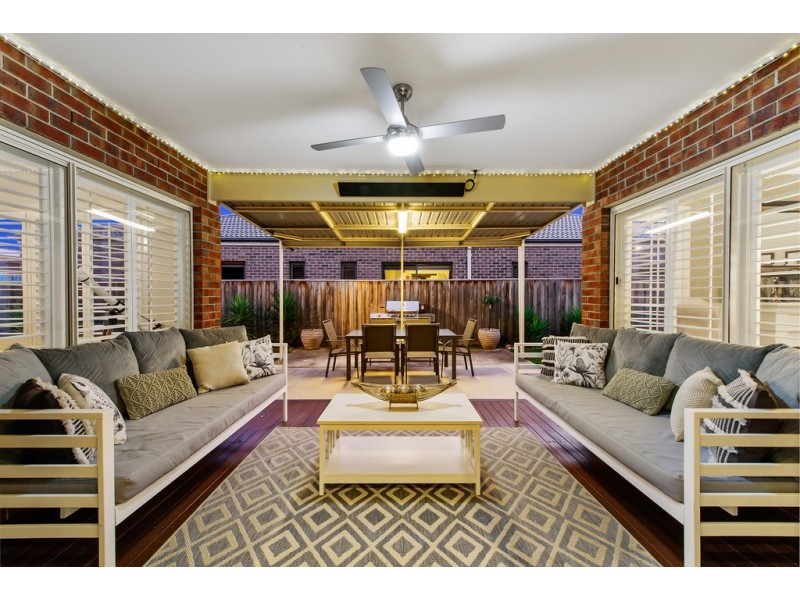 18 Litchfield Way, Taylors Hill VIC 3037