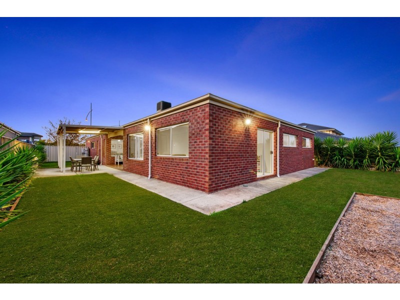 18 Litchfield Way, Taylors Hill VIC 3037
