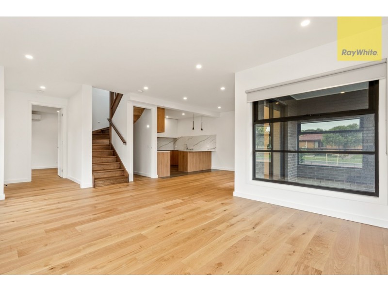 2 Mantaura Crescent, Taylors Lakes VIC 3038