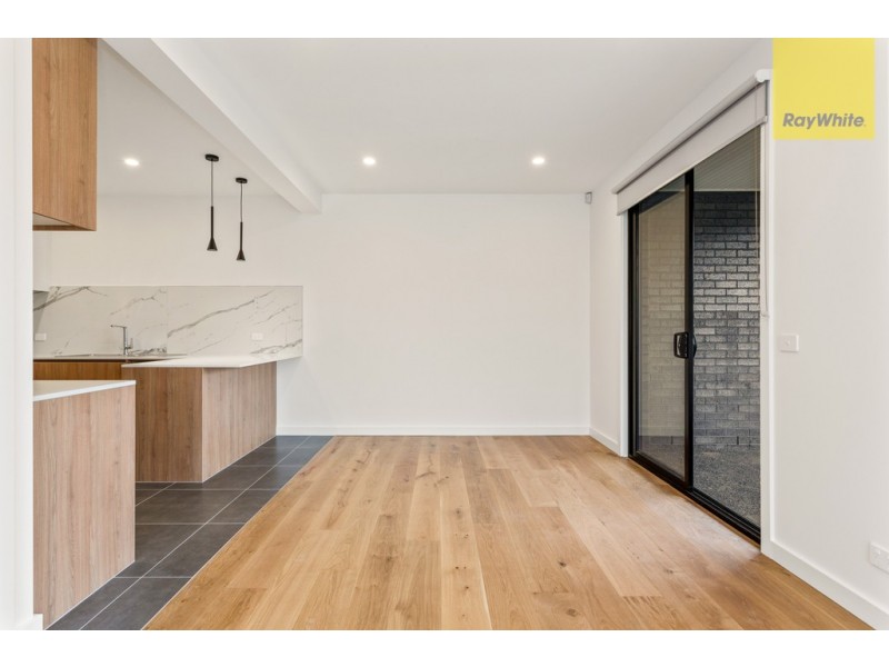 2 Mantaura Crescent, Taylors Lakes VIC 3038