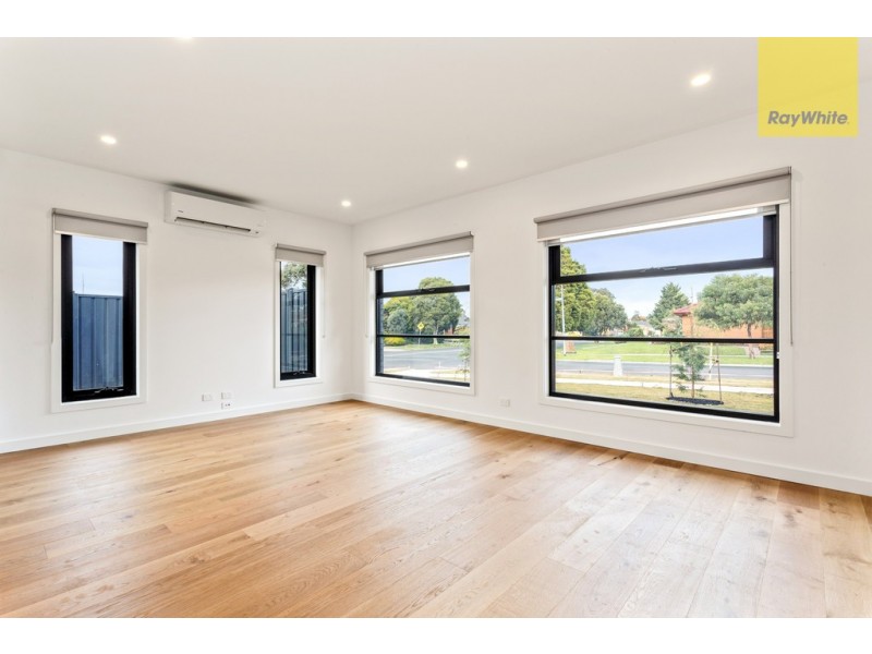 2 Mantaura Crescent, Taylors Lakes VIC 3038