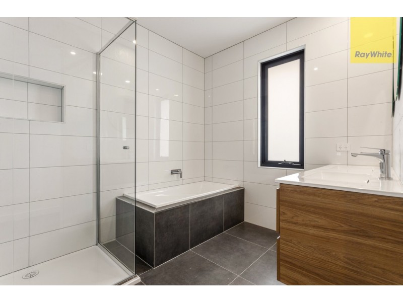 2 Mantaura Crescent, Taylors Lakes VIC 3038