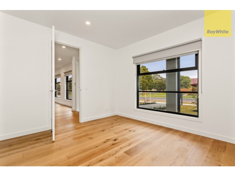 2 Mantaura Crescent, Taylors Lakes VIC 3038