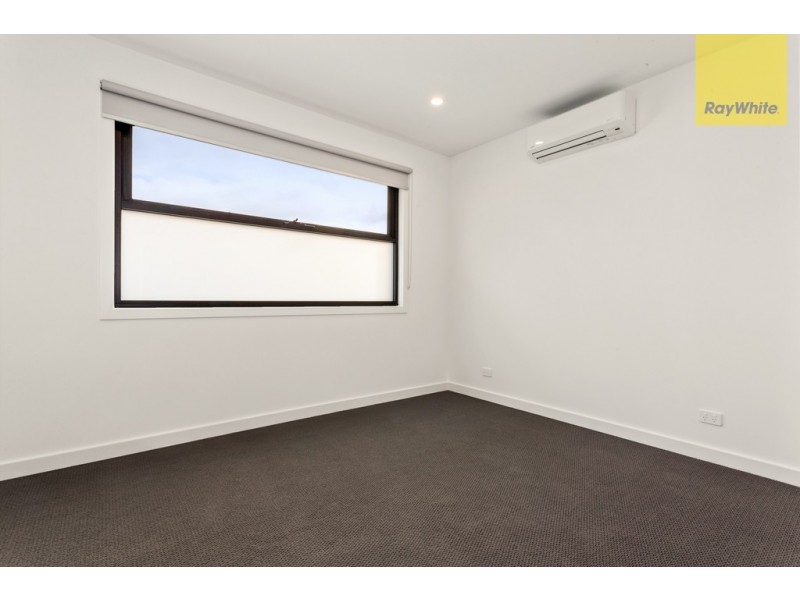 2 Mantaura Crescent, Taylors Lakes VIC 3038