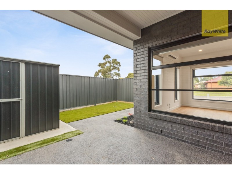 2 Mantaura Crescent, Taylors Lakes VIC 3038