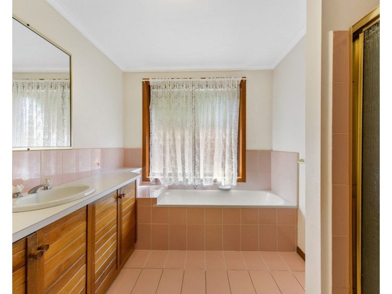 15 Greenoch Court, Keilor Downs VIC 3038