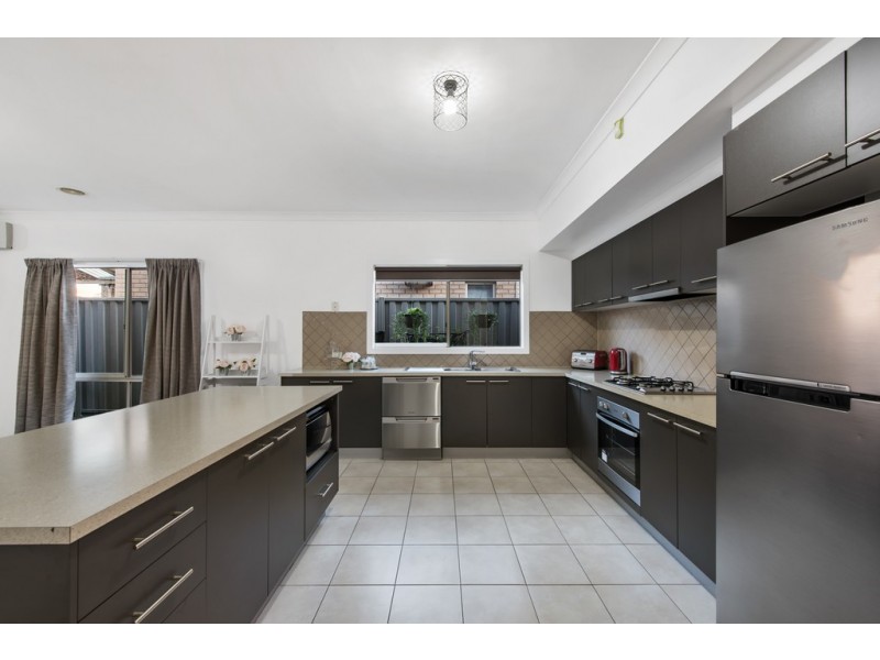 44 Salina Walk, Caroline Springs VIC 3023