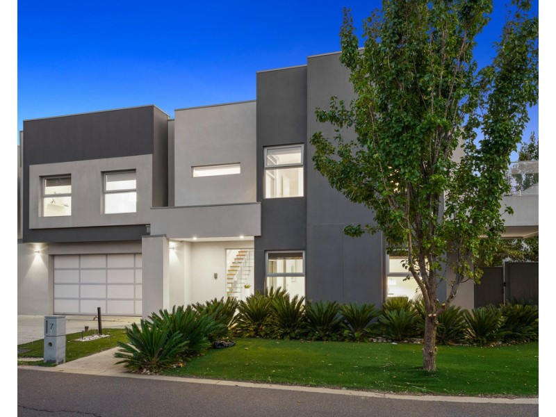 7 Waterview Walk, Caroline Springs VIC 3023