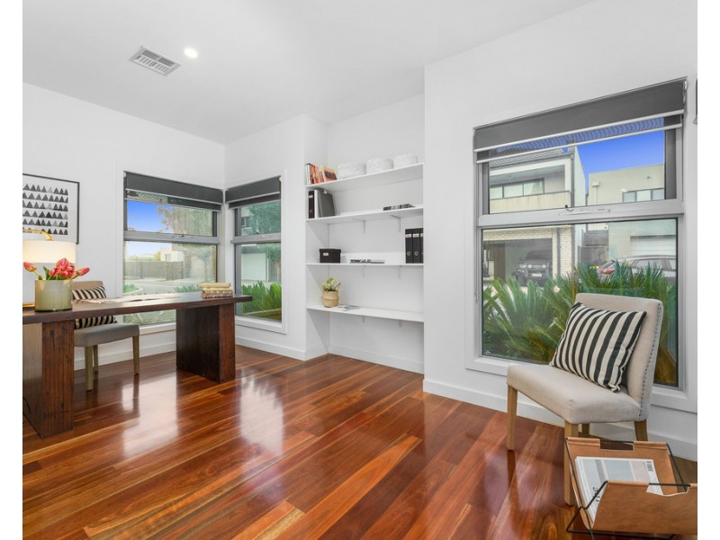 7 Waterview Walk, Caroline Springs VIC 3023