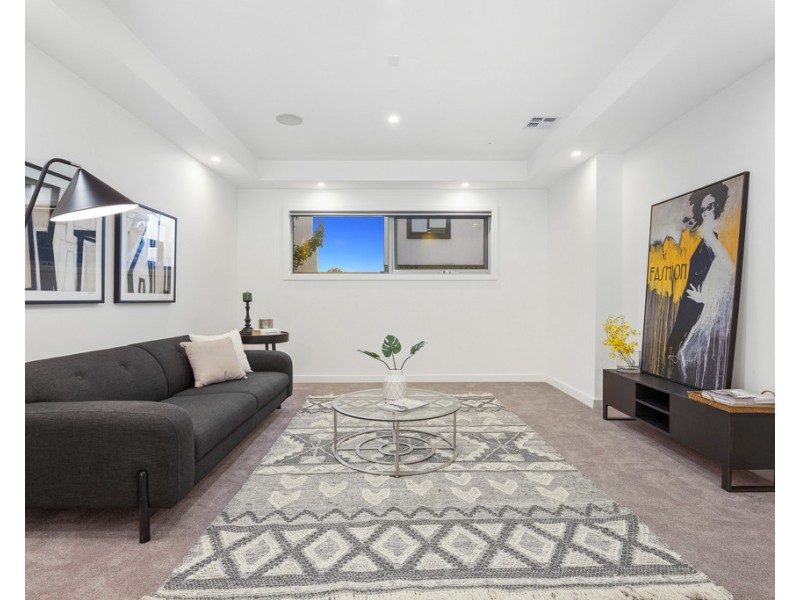 7 Waterview Walk, Caroline Springs VIC 3023