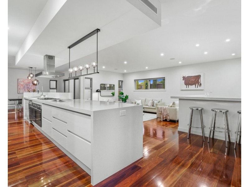 7 Waterview Walk, Caroline Springs VIC 3023