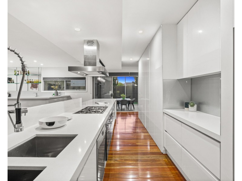 7 Waterview Walk, Caroline Springs VIC 3023
