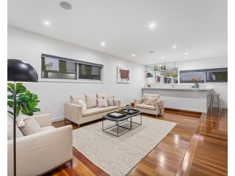 7 Waterview Walk, Caroline Springs VIC 3023