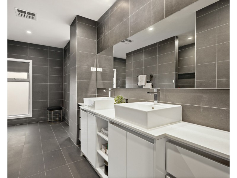 7 Waterview Walk, Caroline Springs VIC 3023