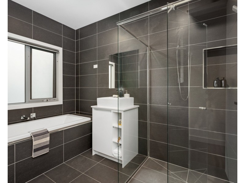 7 Waterview Walk, Caroline Springs VIC 3023