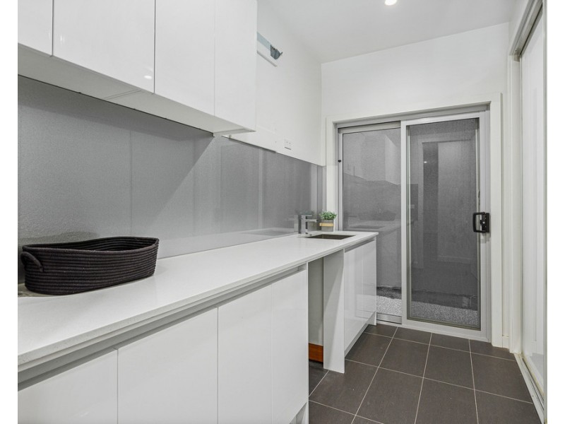 7 Waterview Walk, Caroline Springs VIC 3023