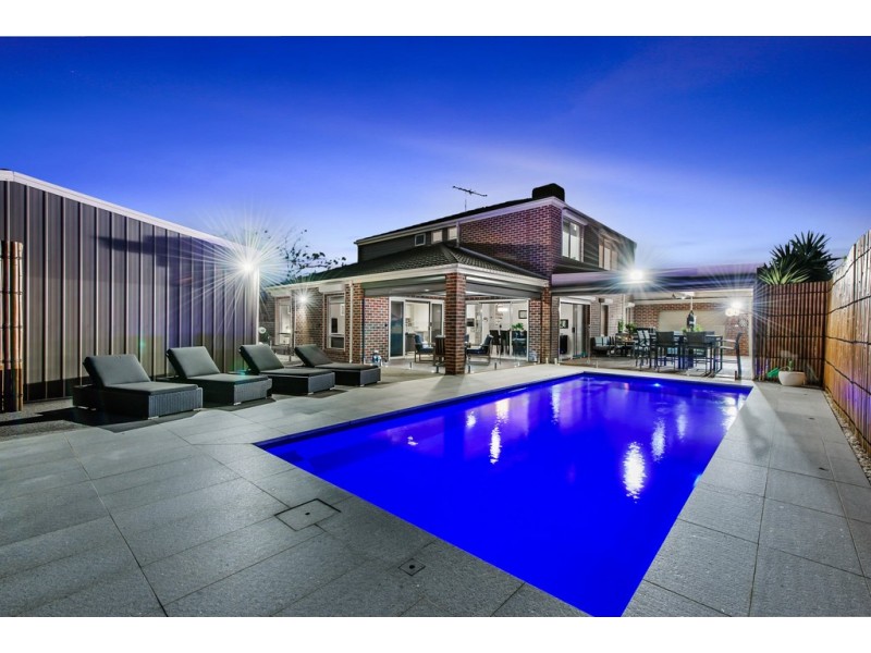 17 Glenelg Boulevard, Taylors Hill VIC 3037