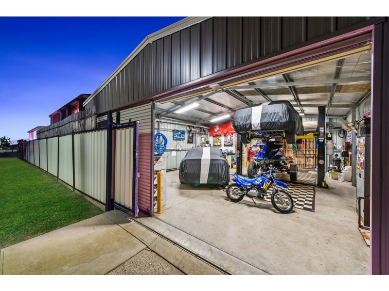 17 Glenelg Boulevard, Taylors Hill VIC 3037