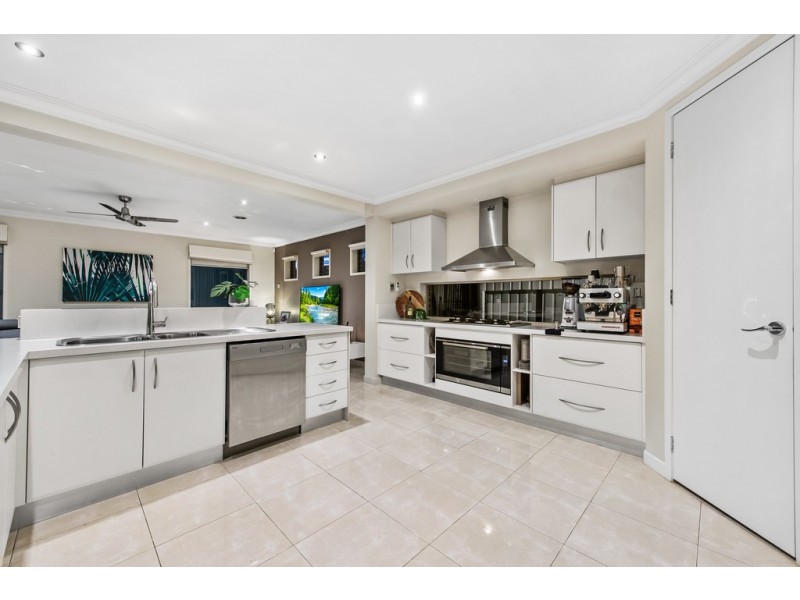 17 Glenelg Boulevard, Taylors Hill VIC 3037