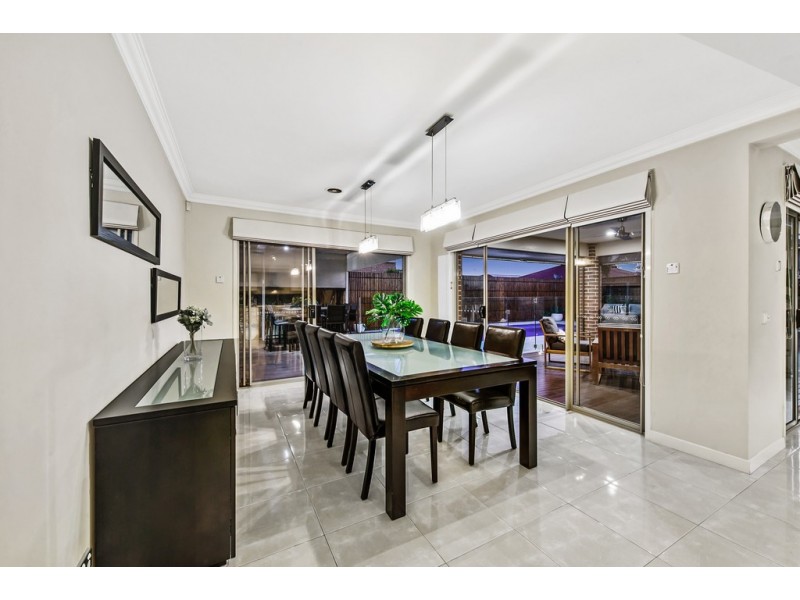 17 Glenelg Boulevard, Taylors Hill VIC 3037