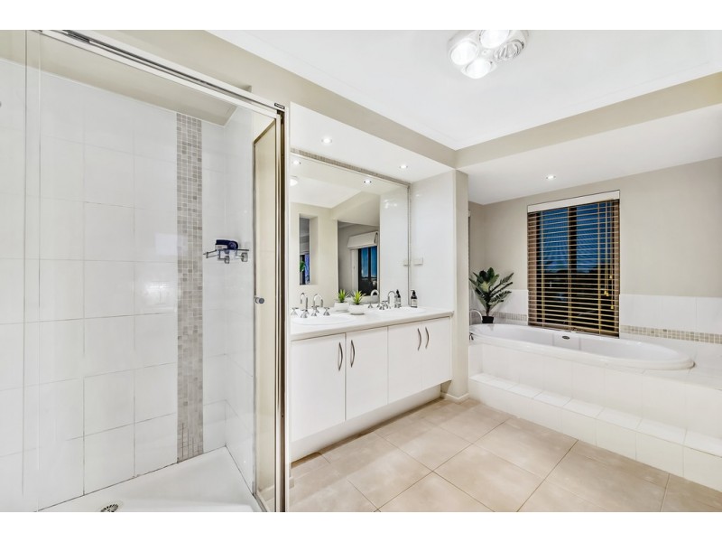 17 Glenelg Boulevard, Taylors Hill VIC 3037