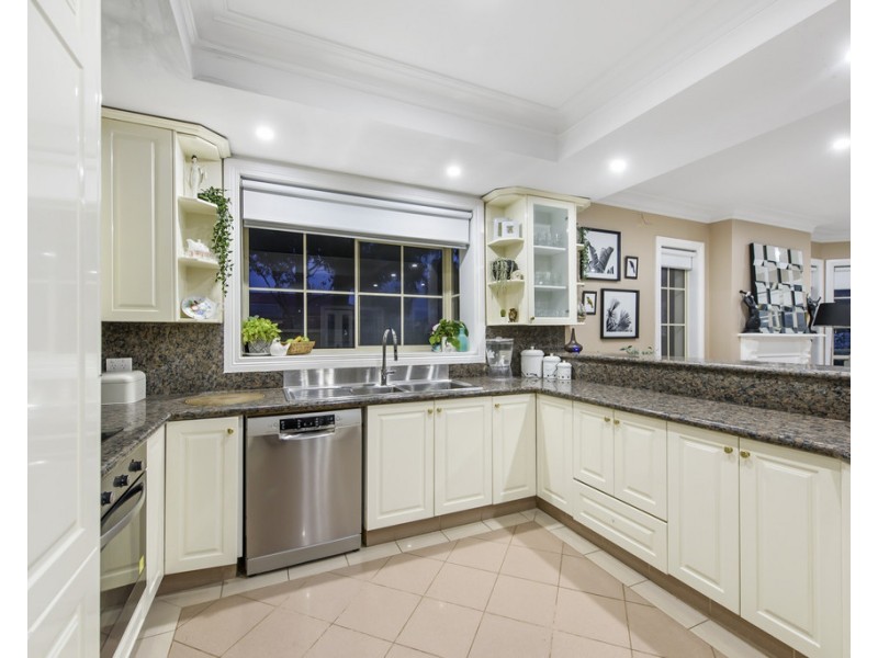 5 Bellbird Avenue, Taylors Lakes VIC 3038