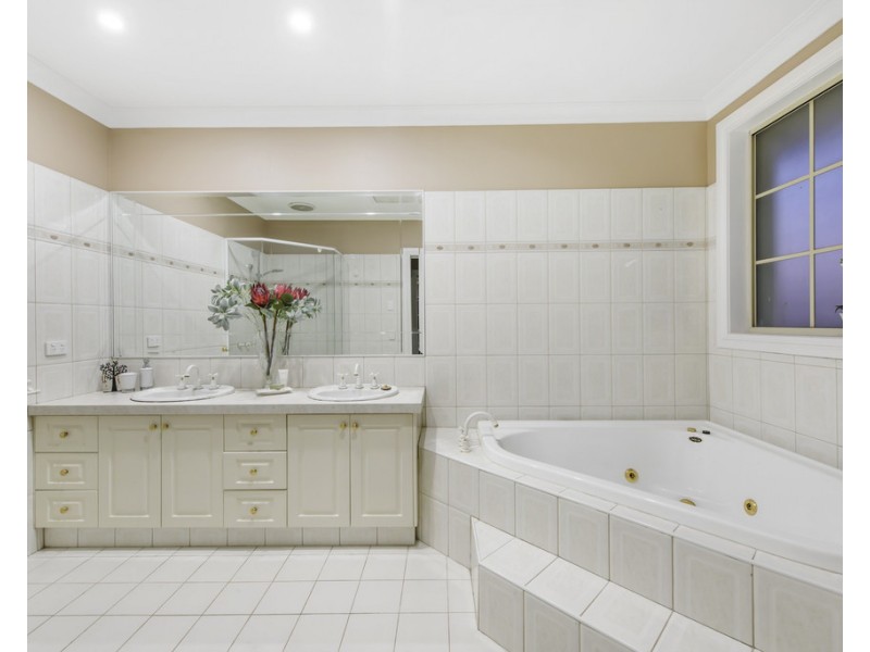 5 Bellbird Avenue, Taylors Lakes VIC 3038