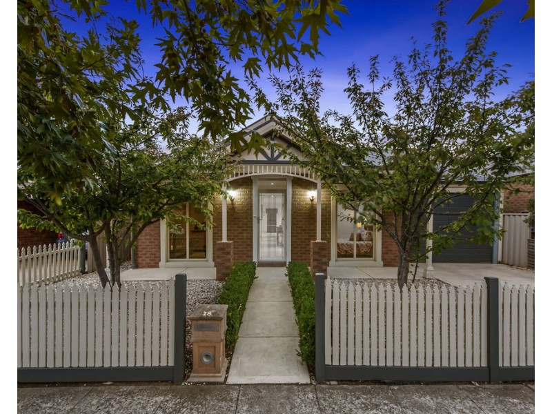 18 Cobaw Circuit, Caroline Springs VIC 3023