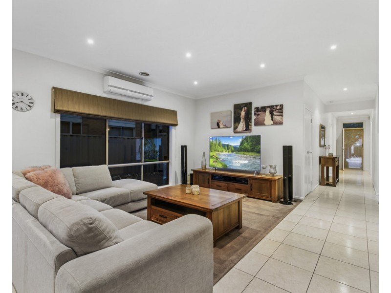 18 Cobaw Circuit, Caroline Springs VIC 3023