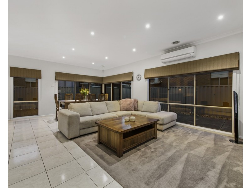 18 Cobaw Circuit, Caroline Springs VIC 3023