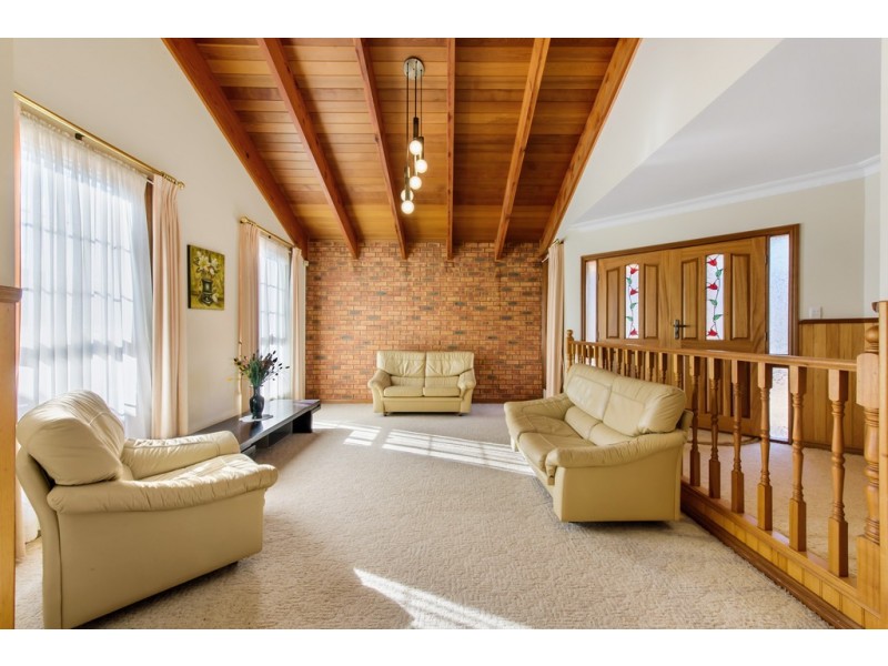 58 Reed Crescent, Taylors Lakes VIC 3038