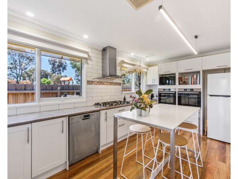 6 Lillypilly Cres, Kings Park VIC 3021