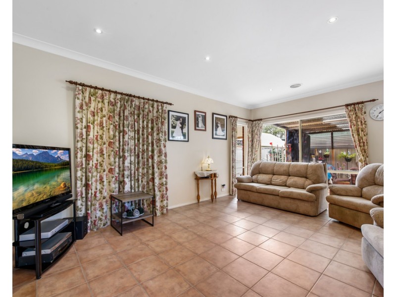 11 Woodlea Cres, Craigieburn VIC 3064