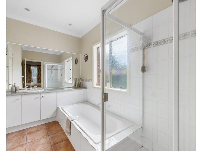 11 Woodlea Cres, Craigieburn VIC 3064