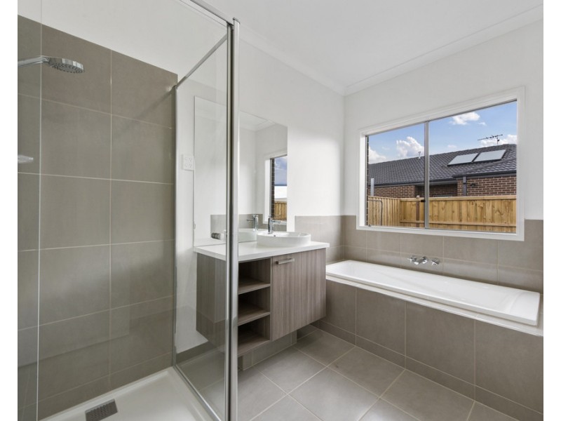 16 Juniper Grove, Rockbank VIC 3335