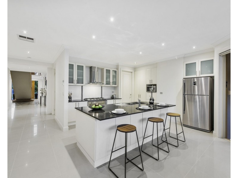 21 Kirribilli Boulevard, Taylors Hill VIC 3037