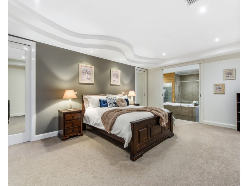 21 Kirribilli Boulevard, Taylors Hill VIC 3037