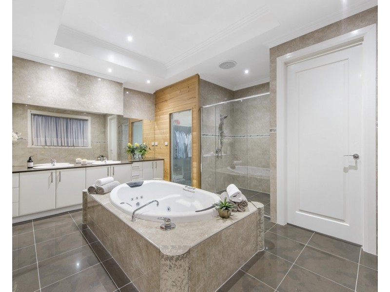 21 Kirribilli Boulevard, Taylors Hill VIC 3037