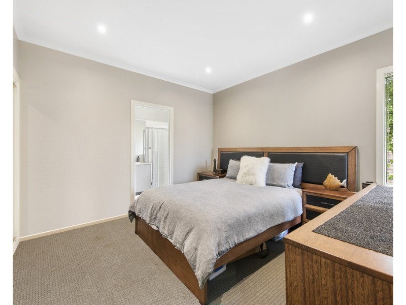 76 Loddon Drive, Taylors Hill VIC 3037