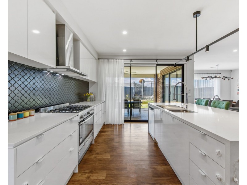 26 Canterbury Circuit, Melton South VIC 3338