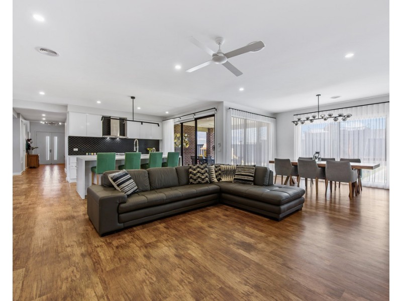 26 Canterbury Circuit, Melton South VIC 3338