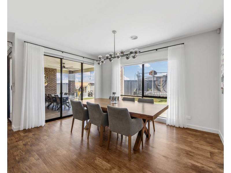 26 Canterbury Circuit, Melton South VIC 3338