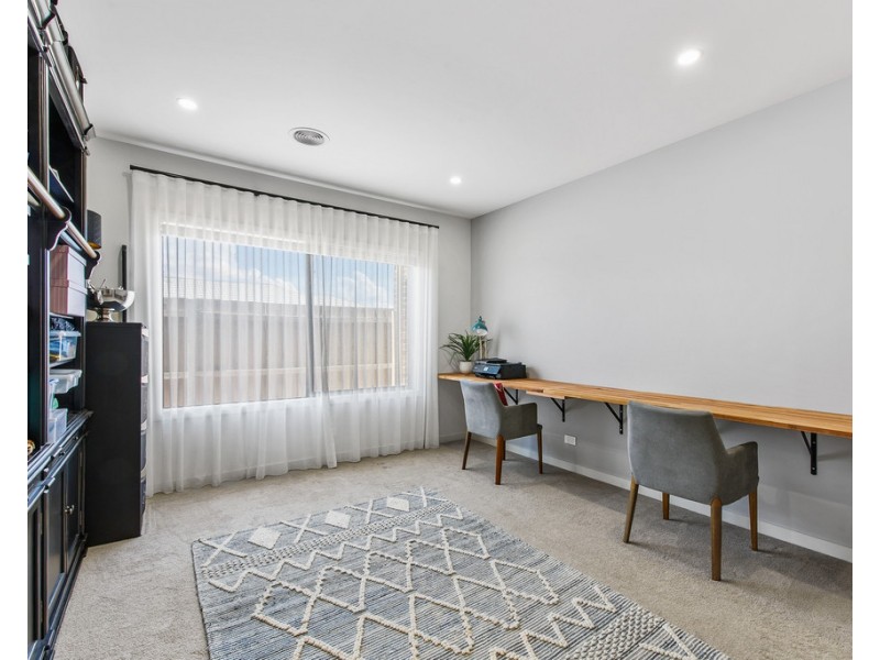 26 Canterbury Circuit, Melton South VIC 3338